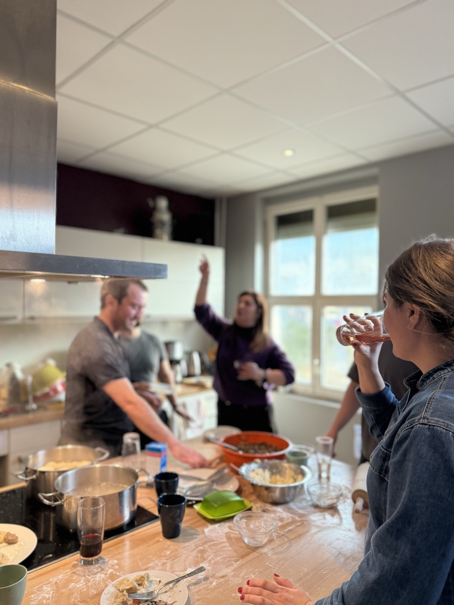 Gemeinsames Kochen am Tisch