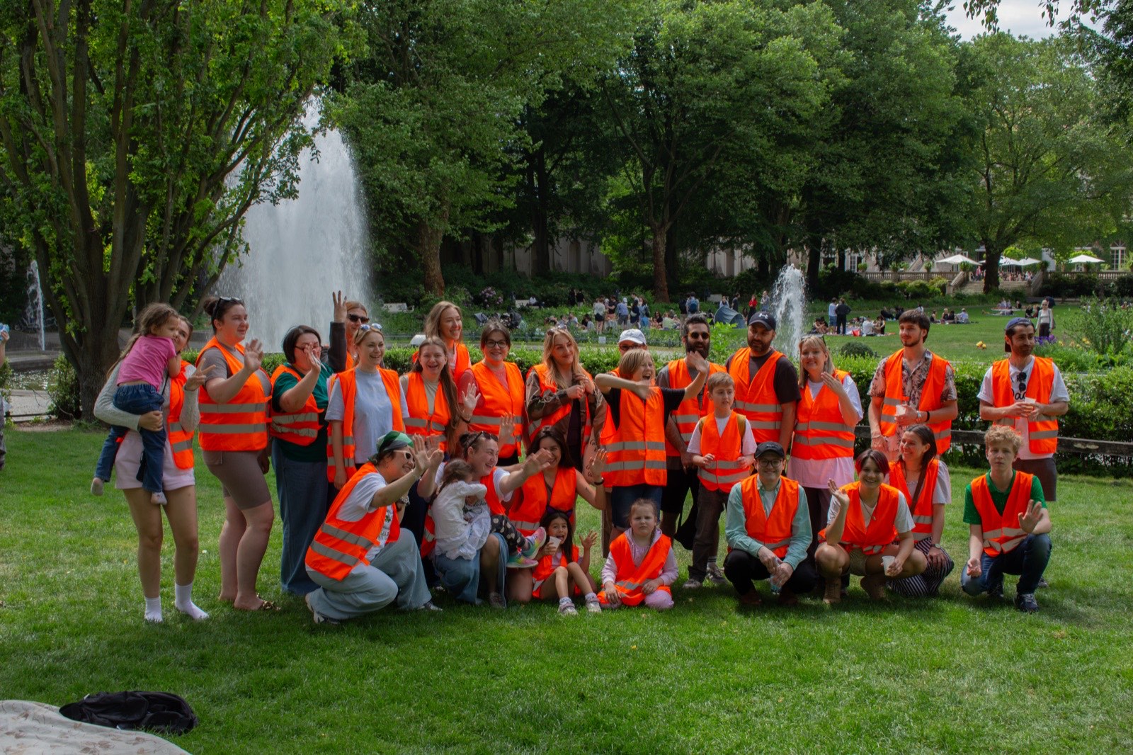 Gruppenfoto der Freiwilligen in Warnwesten beim Clean Up in Neukölln