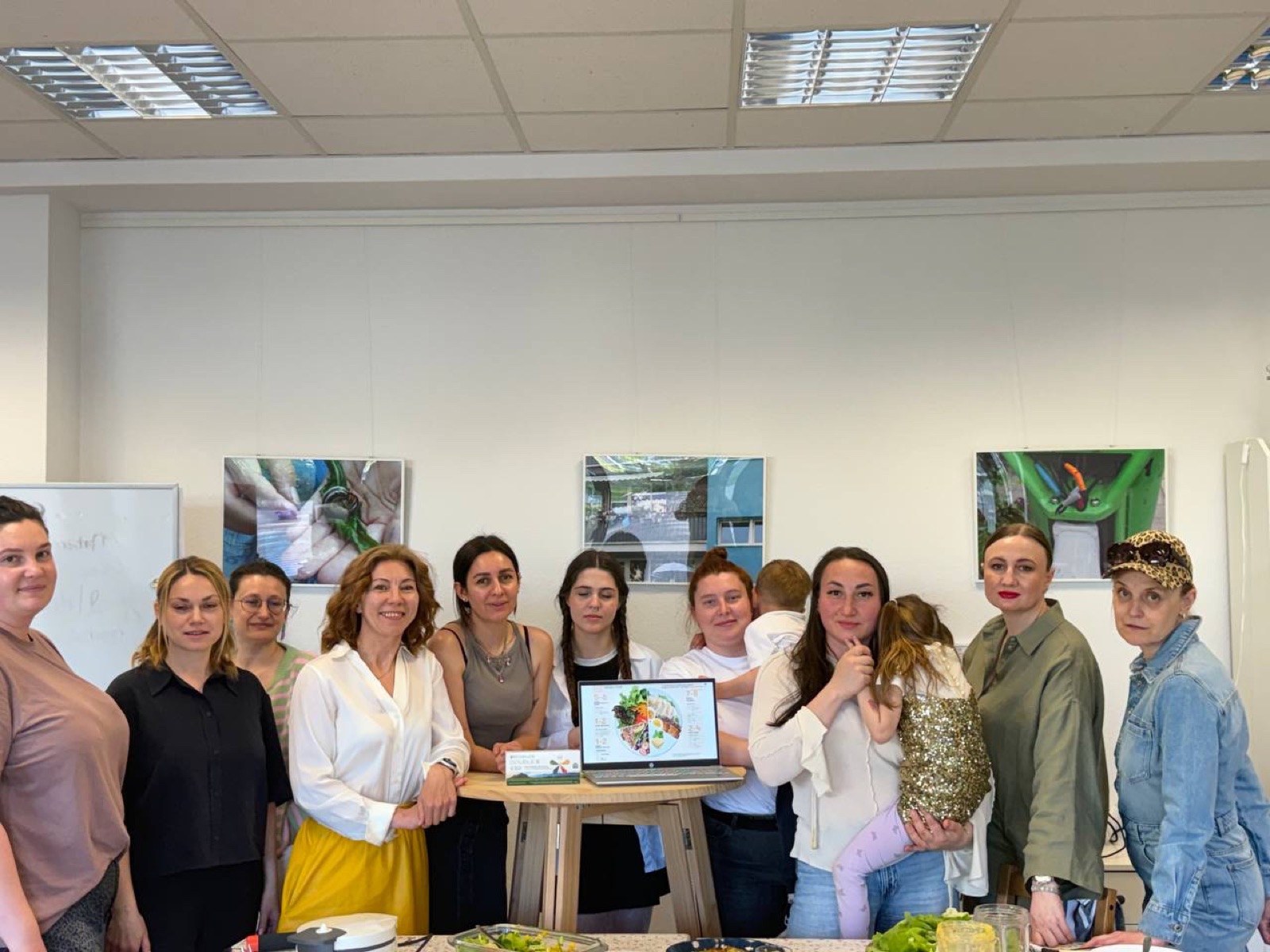 Gruppenfoto der Teilnehmerinnen beim Workshop zu gesundem Essen (2. Mai 2026)