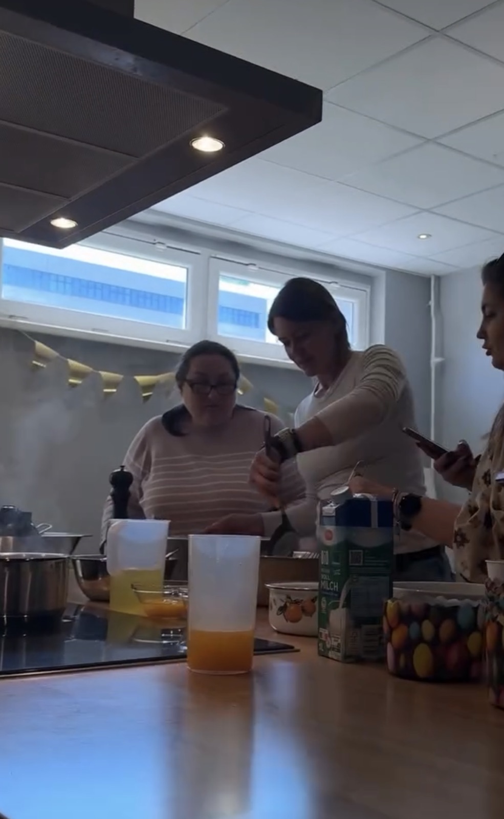 Teilnehmerinnen backen gemeinsam Osterkuchen (11. April 2026)