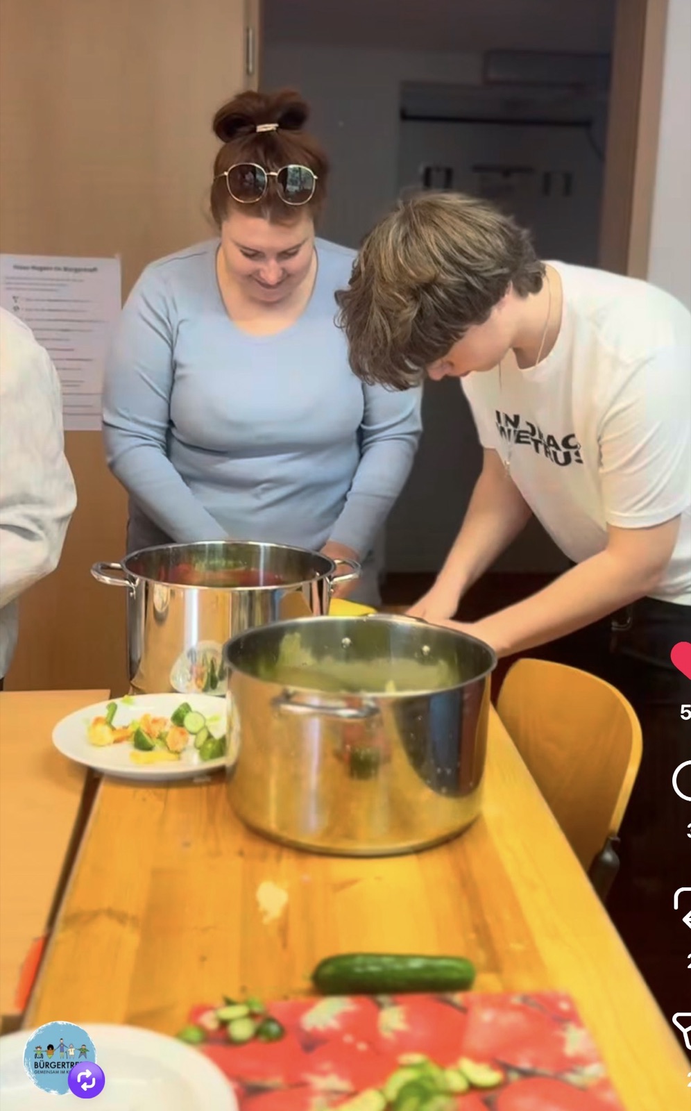 Junge Teilnehmer*innen kochen Wareniki im Bürgertreff (9. Mai 2026)